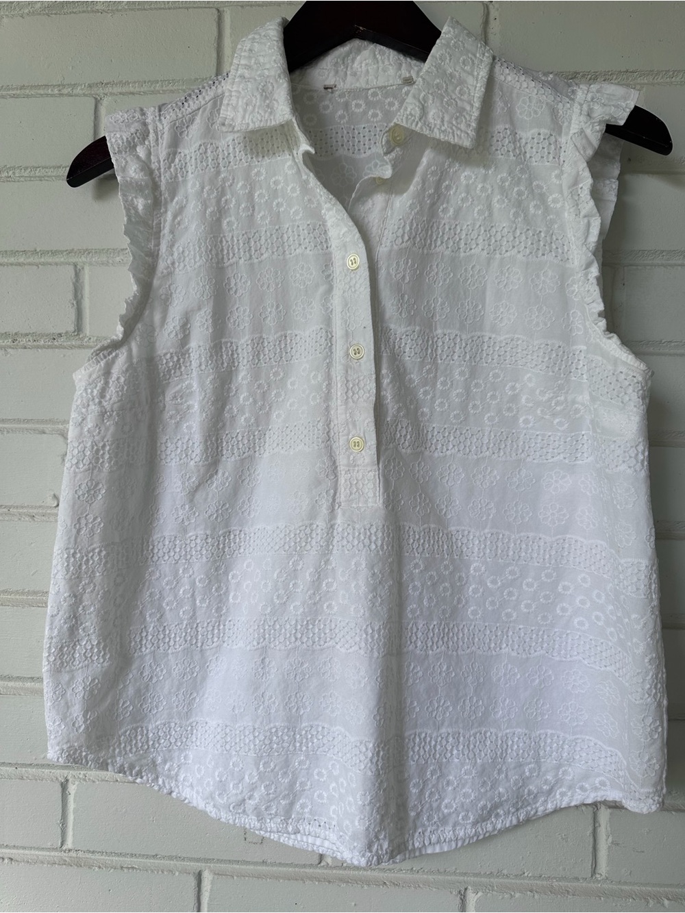 Ann Taylor Sleeveless Ruffle Collar Eyelet Top. Sz Small